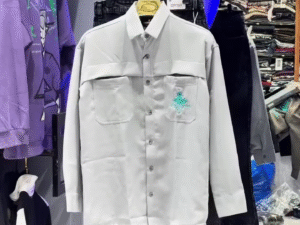 🌫️ Grey Long-Sleeved Casual Shirt with Front Pockets & Jeans – Effortless Everyday Chic 👖✨