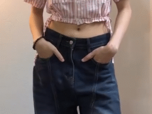 👕 Chic Striped Crop Shirt & Wide-Leg Jeans – Effortless Street Style Look 💙